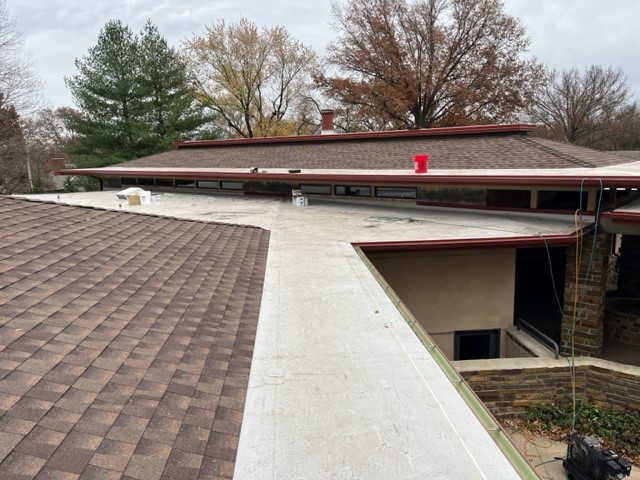 Buck Roofing installs GAF Timberline Armorshield II (Barkwood) and .60 mil TPO for commercial building in Kansas City